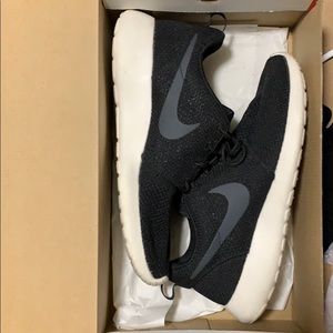 Black Nike Roshe Run